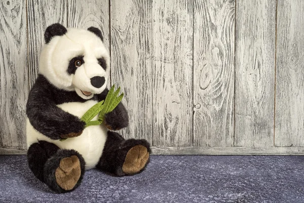 Vecchio panda vintage morbido giocattolo nella camera dei bambini su sfondo di legno con spazio copia — Foto Stock
