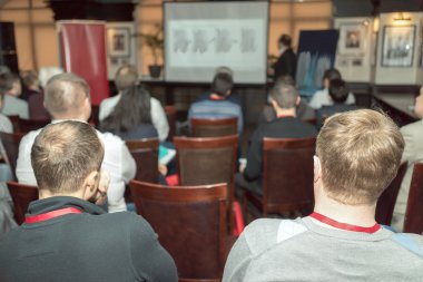Sözcü İş Toplantısı 'nda konuşma yapacak. Konferans salonunda dinleyiciler. İş ve Girişimcilik.