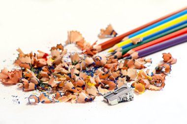 renkli kalemler ve kurşun kalem talaş beyaz arka plan üzerinde