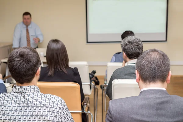 Mensen op de conferentie die luisteren naar de docent. Achteraanzicht. Horizontale beeldcompositie — Stockfoto