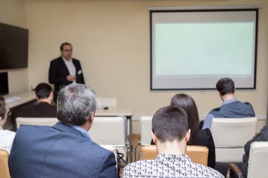 Toplantı, konferans, sunuda boş ekran ile konser salonu