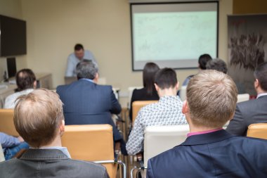 İşletme atölyesi ve sunumunda konuşmacı. Konferans odasında dinleyiciler..