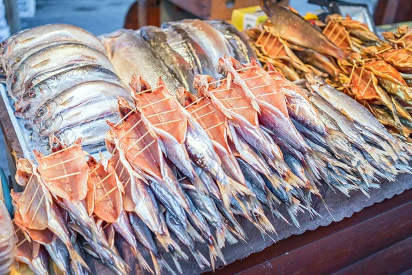 Trockenfisch Omul liegt auf der Theke in Listwjanka, Baikalsee — Stockfoto