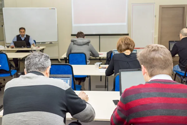 Speaker Giving a Talk at Business Meeting. Audience in the conference hall. — Stock Photo, Image