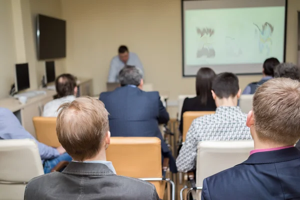 Persoon houdt een toespraak. Publiek bij de presentatie van een conferentie. — Stockfoto