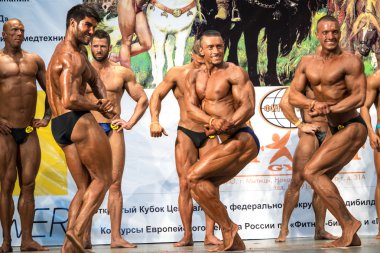 Reutov, Rusya Federasyonu - 02 Nisan 2016: erkekler vücut geliştiriciler tam büyüme gösterir pazı ve karın kasları vücut geliştirme, fitness ve bodyfitness Moscow Region Kupası sırasında.