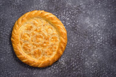 Kopya alanı ile gri bir arka plan üzerinde beyaz kepekli ekmek rulo