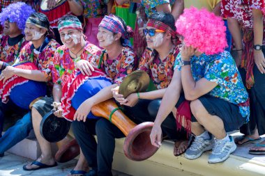 Phuket, Tayland - 13 Nisan 2016: Mutlu insanlar Songkran kutlamak bir gelenek bezler (Tay Yeni yıl / su Festivali), sokaklarda dans ve ateş ve su birbirine atma.