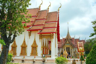 Phuket, Tayland - 4 Nisan 2016: Güneşli bir gün, Chalong Tapınağı. Wat Chalong Phuket en önemli tapınak olduğunu.