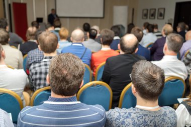 İş Konferansı ve Sunum. Konferans salonunda izleyiciler..