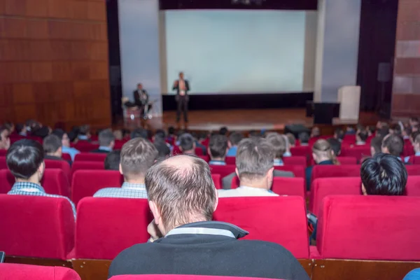 Speaker Giving a Talk at Business Meeting. Audience in the conference hall. Business and Entrepreneurship. — Stock Photo, Image