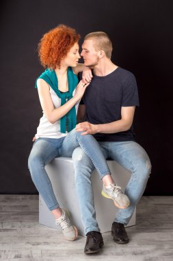 Birbirlerine göz veren romantik genç çift oturma