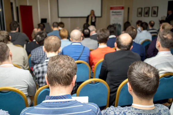 Het publiek luistert naar het acteren in een conferentiezaal — Stockfoto