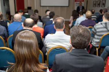 konferans salonu hareket izleyici dinler