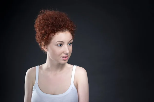 Retrato de una joven pelirroja caucásica, peinado afro, con espacio para copiar — Foto de Stock