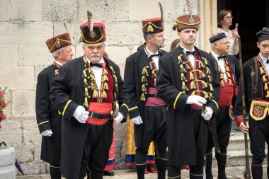 Perast, Karadağ - 15 Mayıs 2016: Kokot (horoz) kutlama çekim. 1654 yılında Türkçe-Perast kurtuluş kutluyor. Bir şehir sokak tiyatro performans. Geçit töreni.