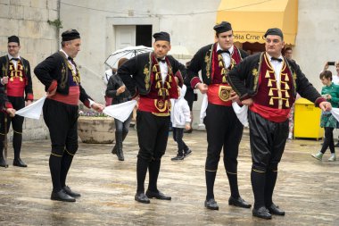 Perast, Karadağ - 15 Mayıs 2016: Kokot (horoz) kutlama çekim. 1654 yılında Türkçe-Perast kurtuluş kutluyor. Bir şehir sokak tiyatro performans. Geçit töreni.