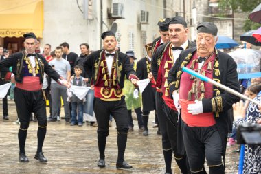Perast, Karadağ - 15 Mayıs 2016: Kokot (horoz) kutlama çekim. 1654 yılında Türkçe-Perast kurtuluş kutluyor. Bir şehir sokak tiyatro performans. Geçit töreni.