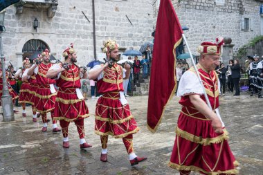 Perast, Karadağ - 15 Mayıs 2016: Kokot (horoz) kutlama çekim. 1654 yılında Türkçe-Perast kurtuluş kutluyor. Bir şehir sokak tiyatro performans. Geçit töreni.