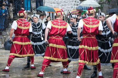 Perast, Karadağ - 15 Mayıs 2016: Kokot (horoz) kutlama çekim. 1654 yılında Türkçe-Perast kurtuluş kutluyor. Bir şehir sokak tiyatro performans. Savaşçılar savaş.