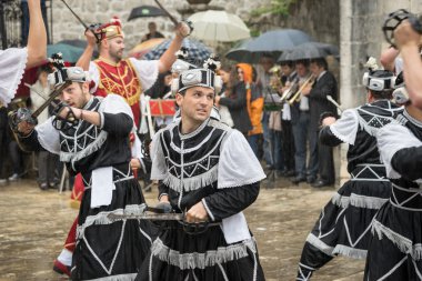 Perast, Karadağ - 15 Mayıs 2016: Kokot (horoz) kutlama çekim. 1654 yılında Türkçe-Perast kurtuluş kutluyor. Bir şehir sokak tiyatro performans. Geçit töreni.