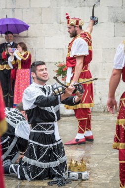 Perast, Karadağ - 15 Mayıs 2016: Kokot (horoz) kutlamasının çekimi. Perast'ın 1654'te Türkçe'den kurtuluşuna neden oldu. Şehir caddesinde tiyatro gösterisi. Warriors savaş bitirmek.