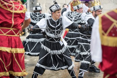 Perast, Karadağ - 15 Mayıs 2016: Kokot (horoz) kutlama çekim. 1654 yılında Türkçe-Perast kurtuluş kutluyor. Bir şehir sokak tiyatro performans. Savaşçılar savaş.