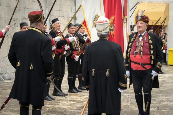 Пераст, Черногория - 15 мая 2016 года: Съемки петуха в Кокоте. Празднует освобождение Пераст от турецкого в 1654 году. Военные в традиционной исторической форме на параде . — стоковое фото
