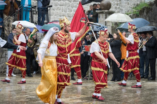 Perast, montenegro - 15. Mai 2016: schießen der kokot (hahn) feier. feiert die Befreiung von Perast vom Türkischen im Jahr 1654. Theateraufführung auf einer Straße der Stadt — Stockfoto