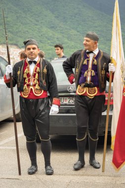 Perast, Karadağ - 15 Mayıs 2016: Kokot (horoz) kutlama çekim. 1654 yılında Türkçe-Perast kurtuluş kutluyor. Bir şehir sokak tiyatro performans. Geçit töreni.