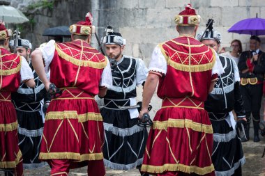 Perast, Karadağ - 15 Mayıs 2016: Kokot (horoz) kutlama çekim. 1654 yılında Türkçe-Perast kurtuluş kutluyor. Bir şehir sokak tiyatro performans. Savaşçılar savaş.