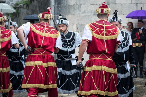 Perast, Karadağ - 15 Mayıs 2016: Kokot (horoz) kutlama çekim. 1654 yılında Türkçe-Perast kurtuluş kutluyor. Bir şehir sokak tiyatro performans. Savaşçılar savaş.
