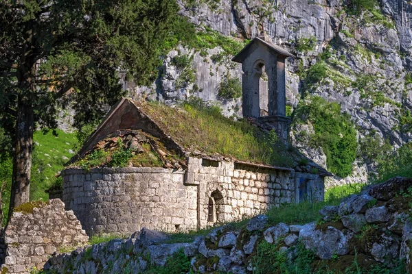 Capela de São João atrás do Castelo de Kotor de San Giovanni, Montenegro — Fotografia de Stock