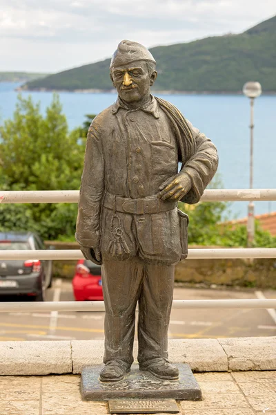 Herceg Novi, Černá Hora - 14 května, 2016: socha Kominíka. Nápis-šťastná, potřebujete třít nos bronzové Kominíka, který leštil tisíce palem třpytí jako zlato — Stock fotografie