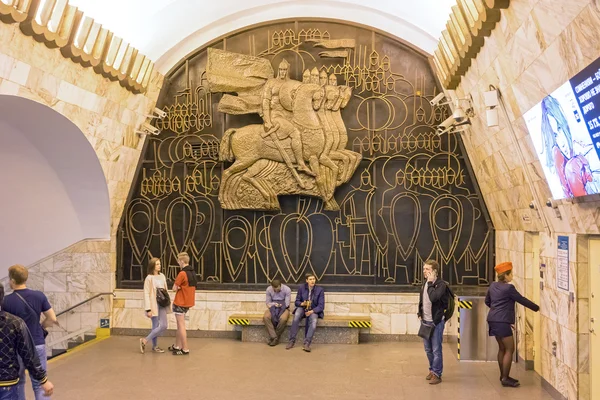St Petersburg, Rosja - 26 maja 2016 roku: Ploshchad Aleksandra Nevskogo (Metro w Sankt Petersburgu). Przejście między stacjami, w których panel relief "Aleksander Newski" znajduje się. — Zdjęcie stockowe