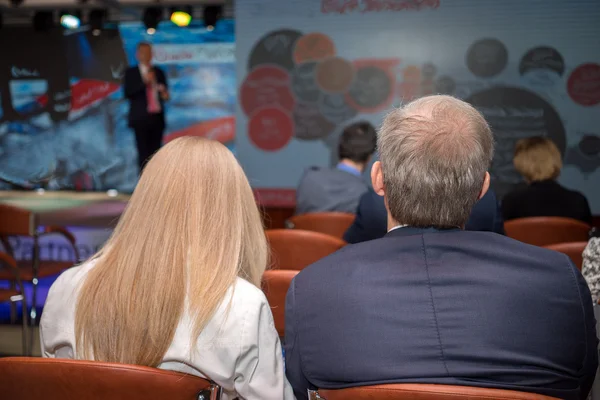 Business conference. people listening at the hall. speaker delivering the presentation — Stock Photo, Image