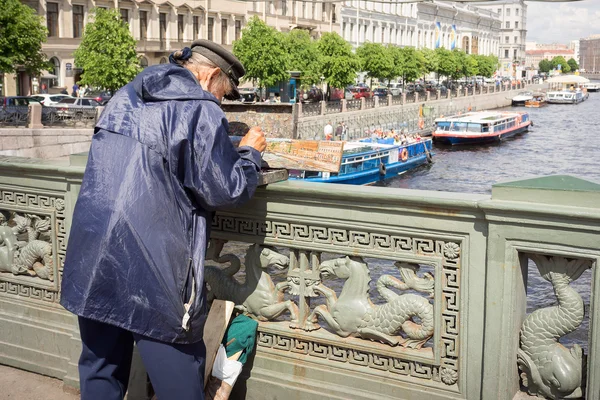 São Petersburgo, Rússia - 26 de maio de 2016: Pintor não identificado pinta em Nevskom prospectus os barcos no rio Fontanka na ponte Anichkov. São Petersburgo também foi apelidado de "Veneza do Norte" ". — Fotografia de Stock