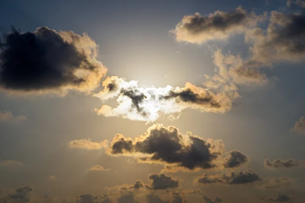 Sol, atardecer, amanecer. Majestuosas nubes en el cielo —  Fotos de Stock