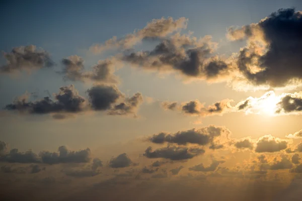 Όμορφη cloudscape. Φωτεινό ηλιοβασίλεμα ουρανό φόντο — Φωτογραφία Αρχείου