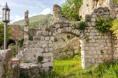 Stari Bar antik kale, yıkık savunma Kulesi, Karadağ için kemer yol kalıntıları.
