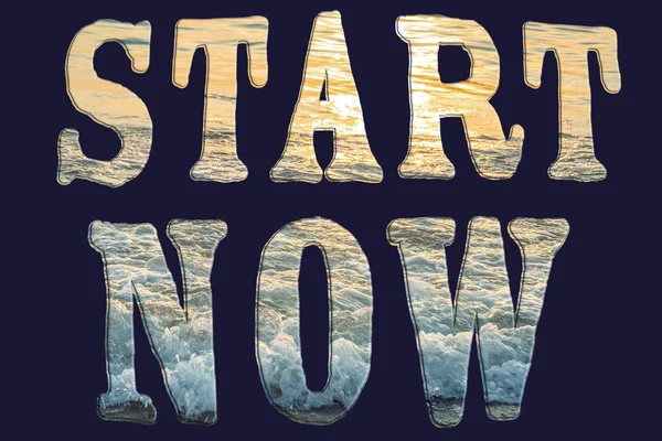 'Start now' απόσπασμα έμπνευση. Άνιση γραμματοσειράς με το ηλιοβασίλεμα στη θάλασσα και σκούρο μπλε φόντο — Φωτογραφία Αρχείου