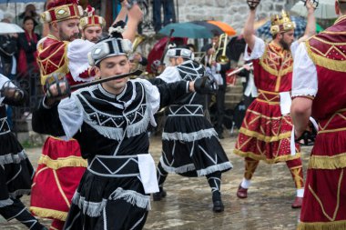 Perast, Karadağ - 15 Mayıs 2016: Kokot (horoz) kutlama çekim. 1654 yılında Türkçe-Perast kurtuluş kutluyor. Bir şehir sokak tiyatro performans. Savaşçılar savaş.