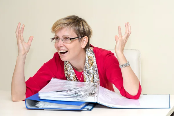 Portrait d'une femme d'affaires assise au bureau avec des dossiers, les mains en l'air — Photo