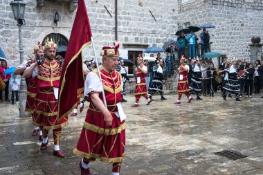 Perast, Karadağ - 15 Mayıs 2016: Kokot (horoz) kutlama çekim. 1654 yılında Türkçe-Perast kurtuluş kutluyor. Bir şehir sokak tiyatro performans. Geçit töreni.