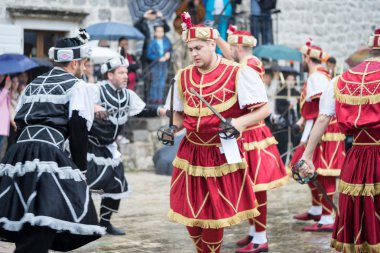 Perast, Karadağ - 15 Mayıs 2016: Kokot (horoz) kutlama çekim. 1654 yılında Türkçe-Perast kurtuluş kutluyor. Bir şehir sokak tiyatro performans. Savaşçılar savaş.