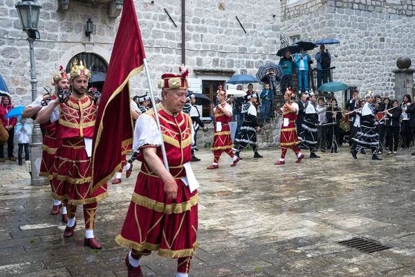 Perast, Karadağ - 15 Mayıs 2016: Kokot (horoz) kutlama çekim. 1654 yılında Türkçe-Perast kurtuluş kutluyor. Bir şehir sokak tiyatro performans. Geçit töreni.