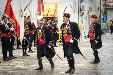 Perast, Karadağ - 15 Mayıs 2016: Kokot (horoz) kutlama çekim. 1654 yılında Türkçe-Perast kurtuluş kutluyor. Supreme Commander askeri geçit alır.