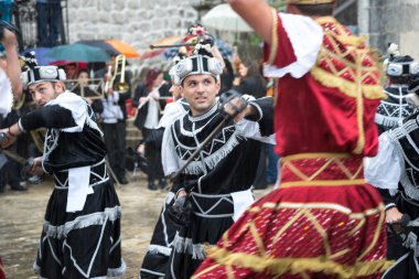 Perast, Karadağ - 15 Mayıs 2016: Kokot (horoz) kutlama çekim. 1654 yılında Türkçe-Perast kurtuluş kutluyor. Bir şehir sokak tiyatro performans. Savaşçılar savaş.