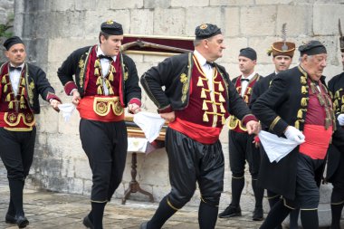 Perast, Karadağ - 15 Mayıs 2016: Kokot (horoz) kutlama çekim. 1654 yılında Türkçe-Perast kurtuluş kutluyor. Bir şehir sokak tiyatro performans. Hankerchief ile dans.