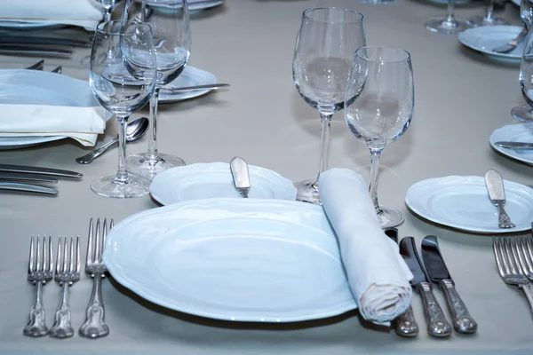 Mesa de banquete servido definido no restaurante — Fotografia de Stock